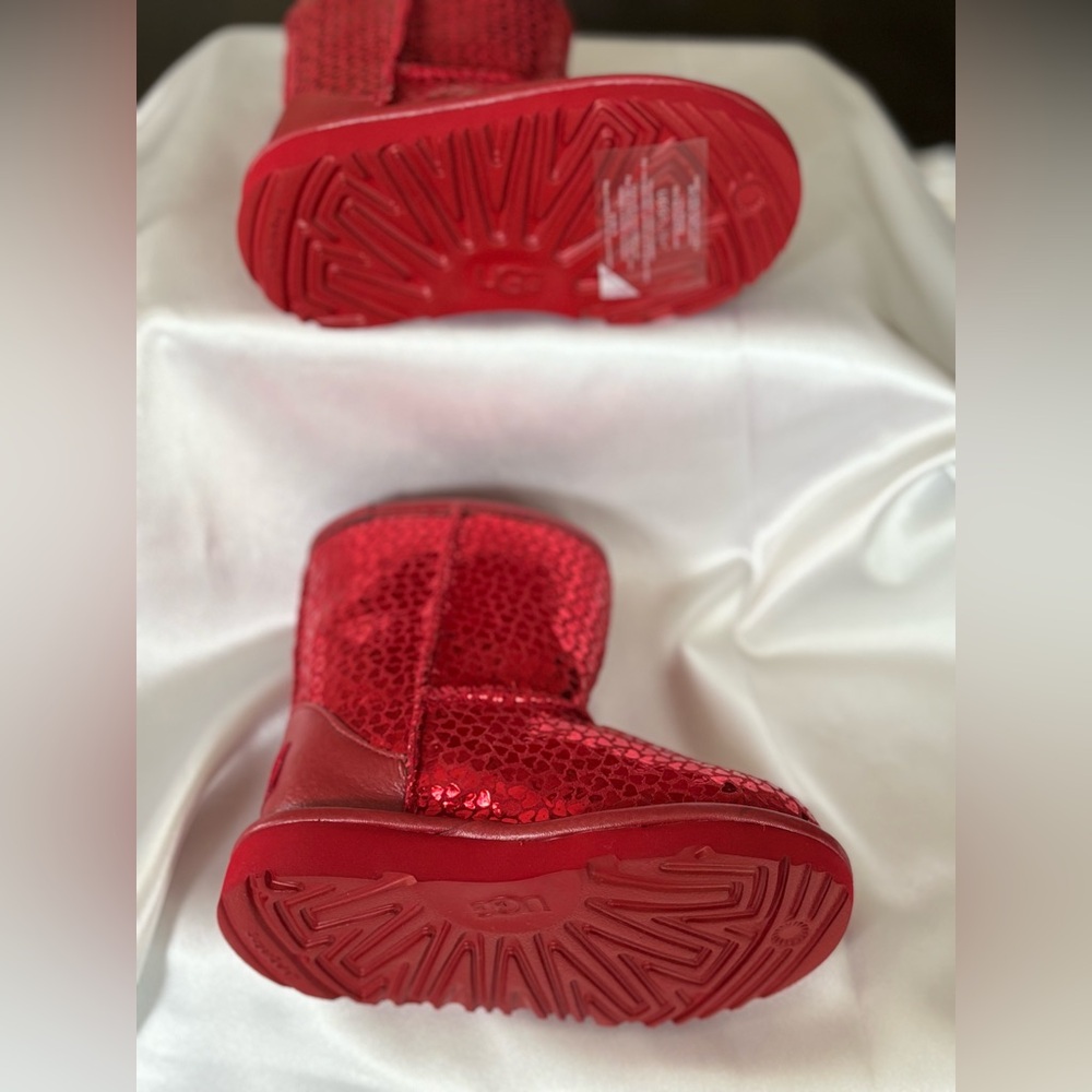 NWOB Toddler UGG Classic II Gel Red Heart Boot - Picture 9 of 10